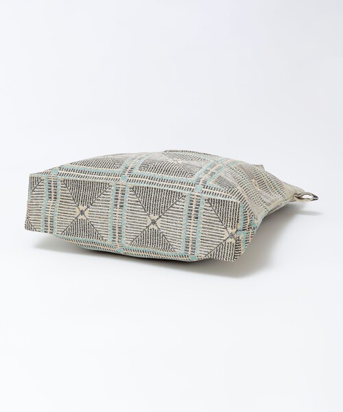 BINDU(ビンドゥー)の「BINDU: CROCHET JACQUUARD TOTE(トートバッグ・メンズ・グレー/ブラック・ONE SIZE)」の5枚目の写真