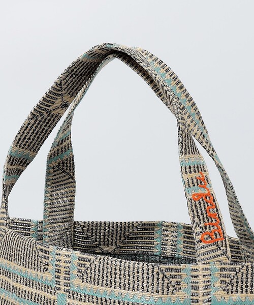 BINDU(ビンドゥー)の「BINDU: CROCHET JACQUUARD TOTE(トートバッグ・メンズ・グレー/ブラック・ONE SIZE)」の6枚目の写真