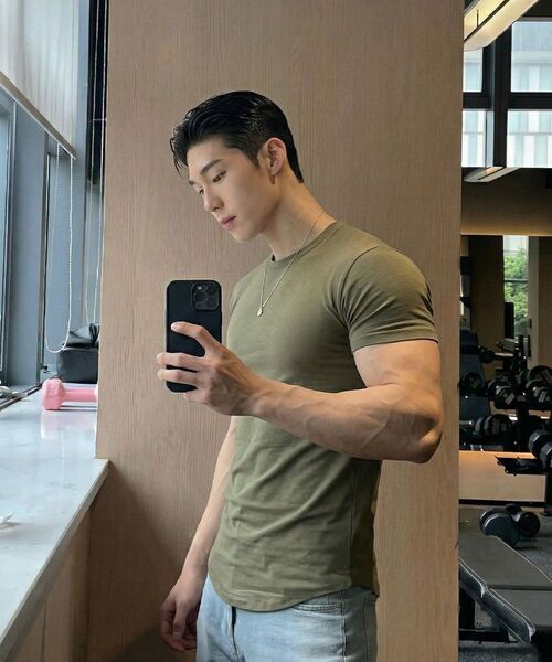 PHERMENON（フェルメノン）の「マッスルフィット 無地 半袖Tシャツ - ブラック（Tシャツ/カットソー・メンズ・ブラック・1/2/3）」の13枚目の写真