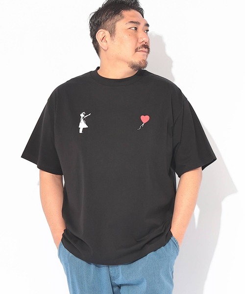 SAKAZEN(サカゼン)の「Tシャツ 半袖 メンズ 大きいサイズ ストレッチ クルーネック カットソー Girl with balloon BRANDALISED (ブランダライズド)(Tシャツ/カットソー・メンズ・ホワイト/ブラック・X1(3L~4L)/X2(4L~5L)/X3(6L~7L))」の2枚目の写真