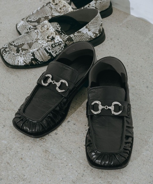 PAGEBOY(ページボーイ)の「スクエアトゥビットローファー(ローファー・レディース・パイソン/ブラック・LARGE/MEDIUM)」の3枚目の写真