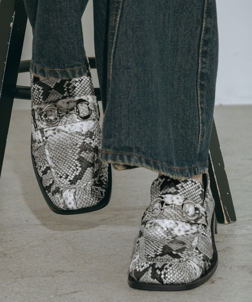 PAGEBOY(ページボーイ)の「スクエアトゥビットローファー(ローファー・レディース・パイソン/ブラック・LARGE/MEDIUM)」の4枚目の写真