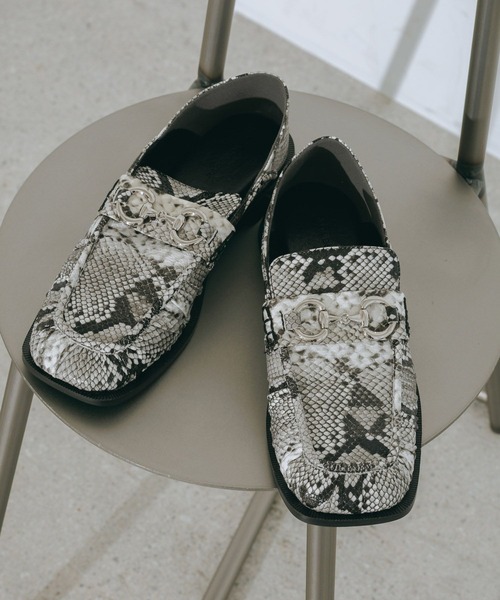 PAGEBOY(ページボーイ)の「スクエアトゥビットローファー(ローファー・レディース・パイソン/ブラック・LARGE/MEDIUM)」の5枚目の写真