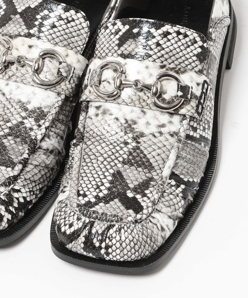 PAGEBOY(ページボーイ)の「スクエアトゥビットローファー(ローファー・レディース・パイソン/ブラック・LARGE/MEDIUM)」の20枚目の写真