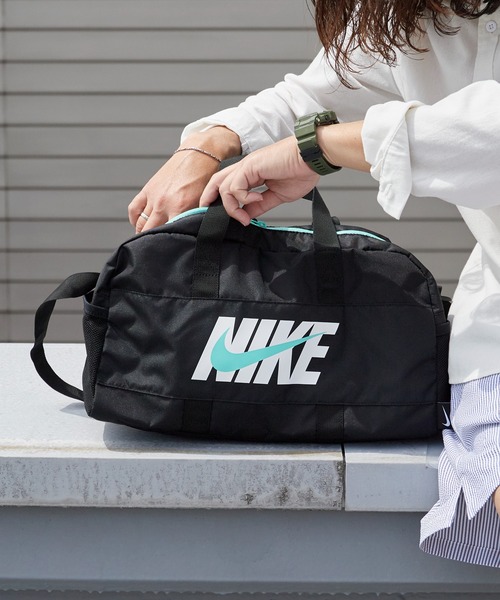 NIKE(ナイキ)の「NIKE/ナイキ SS26 ボストンプールバッグ ブランドロゴ 2WAY仕様 2026年 夏 夏服(ボストンバッグ・メンズ・ミント/ラベンダー/ブラック×ホワイト/ブラック×レッド・FREE)」の2枚目の写真
