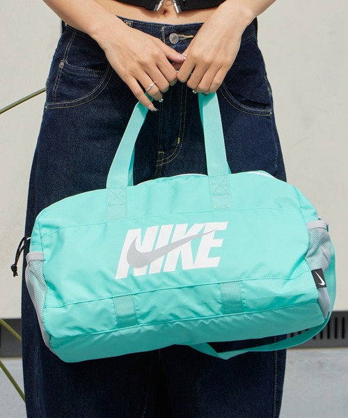 NIKE(ナイキ)の「NIKE/ナイキ SS26 ボストンプールバッグ ブランドロゴ 2WAY仕様 2026年 夏 夏服(ボストンバッグ・メンズ・ミント/ラベンダー/ブラック×ホワイト/ブラック×レッド・FREE)」の4枚目の写真