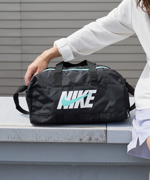 NIKE(ナイキ)の「NIKE/ナイキ SS26 ボストンプールバッグ ブランドロゴ 2WAY仕様 2026年 夏 夏服(ボストンバッグ・メンズ・ミント/ラベンダー/ブラック×ホワイト/ブラック×レッド・FREE)」の14枚目の写真