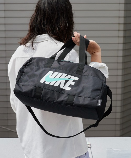 NIKE(ナイキ)の「NIKE/ナイキ SS26 ボストンプールバッグ ブランドロゴ 2WAY仕様 2026年 夏 夏服(ボストンバッグ・メンズ・ミント/ラベンダー/ブラック×ホワイト/ブラック×レッド・FREE)」の13枚目の写真