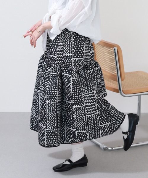 crossi（クロッシー）の「ジオメトリック パッチワーク風 ジャガード フレアロングスカート（スカート・レディース・ホワイト/ブラック・FREE）」の18枚目の写真