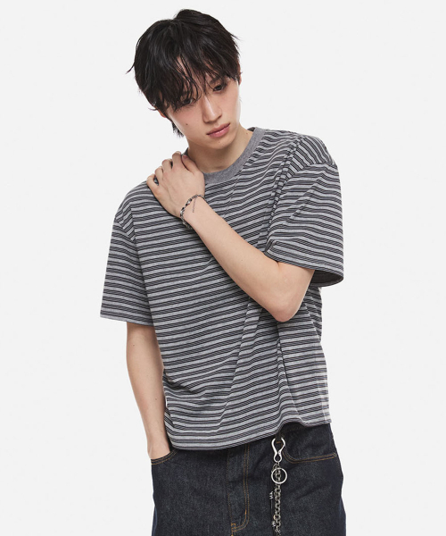 DNSR（ディーエヌエスアール）の「ストライプクロップTシャツグレー（Tシャツ/カットソー・メンズ・その他・LARGE/MEDIUM/X-LARGE）」の2枚目の写真