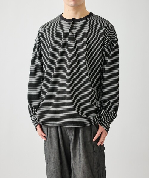 le cercle ADAM ET ROPE'(ルセルクルアダムエロペ)の「リラクシーヘンリーネックプルオーバー(Tシャツ/カットソー・メンズ・ベージュ/ブラック・L/M)」の3枚目の写真
