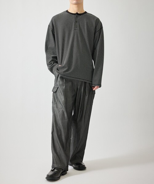 le cercle ADAM ET ROPE'(ルセルクルアダムエロペ)の「リラクシーヘンリーネックプルオーバー(Tシャツ/カットソー・メンズ・ベージュ/ブラック・L/M)」の4枚目の写真