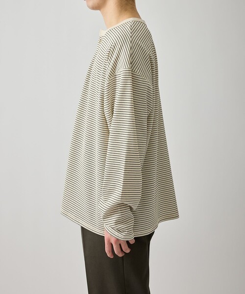 le cercle ADAM ET ROPE'(ルセルクルアダムエロペ)の「リラクシーヘンリーネックプルオーバー(Tシャツ/カットソー・メンズ・ベージュ/ブラック・L/M)」の5枚目の写真