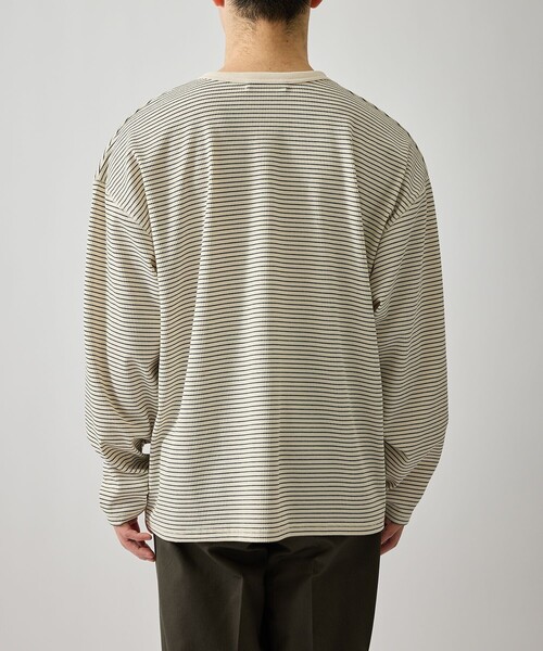 le cercle ADAM ET ROPE'(ルセルクルアダムエロペ)の「リラクシーヘンリーネックプルオーバー(Tシャツ/カットソー・メンズ・ベージュ/ブラック・L/M)」の6枚目の写真