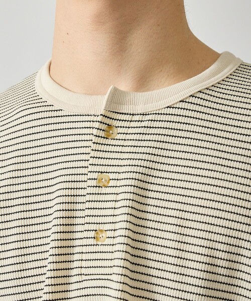le cercle ADAM ET ROPE'(ルセルクルアダムエロペ)の「リラクシーヘンリーネックプルオーバー(Tシャツ/カットソー・メンズ・ベージュ/ブラック・L/M)」の7枚目の写真