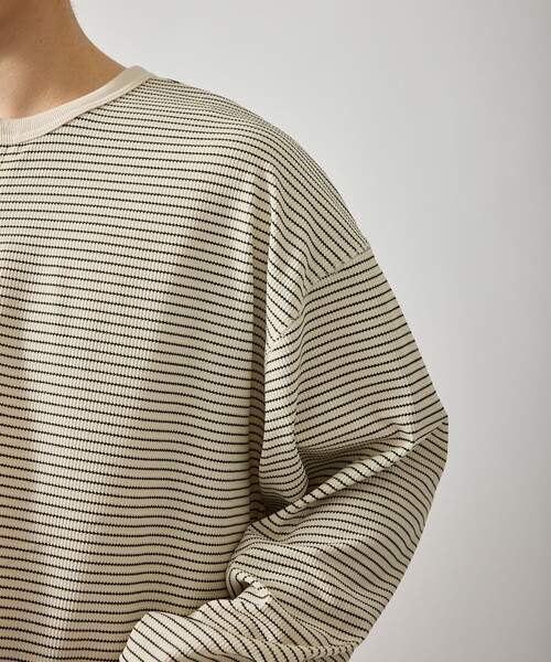le cercle ADAM ET ROPE'(ルセルクルアダムエロペ)の「リラクシーヘンリーネックプルオーバー(Tシャツ/カットソー・メンズ・ベージュ/ブラック・L/M)」の8枚目の写真