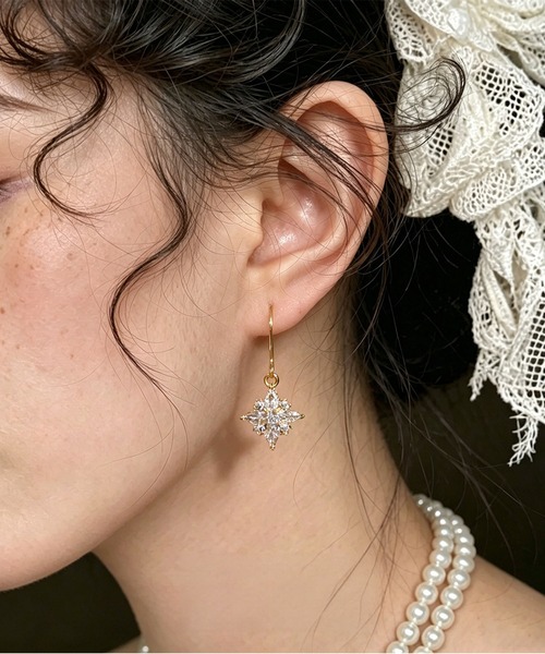LA VORAGINE(ラ ヴォラジネ)の「スノーフレーク ジルコニアピアス ゴールドカラー 繊細(ピアス(両耳用)・レディース・GOLD・FREE)」の1枚目の写真