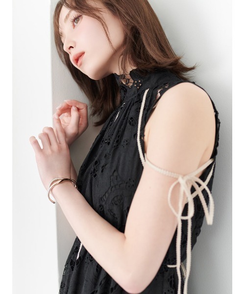 SNIDEL（スナイデル）の「レースギャザーワンピース（ワンピース・レディース・アイボリー/ラベンダー/ブラック・1/0）」の6枚目の写真