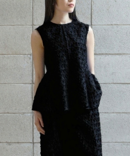 Tiara(ティアラ)の「カットジャガードスリーブレスブラウス(セットアップ可)(シャツ/ブラウス・レディース・ブラック/ブルー/ホワイト・FREE)」の2枚目の写真