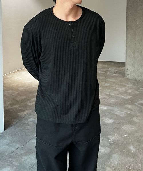 ALYSS（アリス）の「リブドスナップヘンリーネッククロップTシャツ[ブラック]（Tシャツ/カットソー・メンズ・その他・MEDIUM/LARGE/X-LARGE）」の2枚目の写真