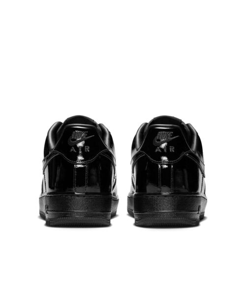 NIKE(ナイキ)の「ナイキ エア フォース 1 '07 エナメルレザー メンズシューズ / Nike Air Force 1 '07 Patent Leather Men's Shoes IV2857-010 Black(スニーカー・メンズ・ブラック・29.5/30/26.5/26/28/25.5/25/24.5/24/29/28.5/27.5/27)」の8枚目の写真