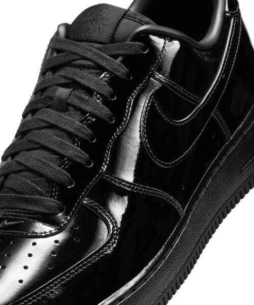NIKE(ナイキ)の「ナイキ エア フォース 1 '07 エナメルレザー メンズシューズ / Nike Air Force 1 '07 Patent Leather Men's Shoes IV2857-010 Black(スニーカー・メンズ・ブラック・29.5/30/26.5/26/28/25.5/25/24.5/24/29/28.5/27.5/27)」の9枚目の写真