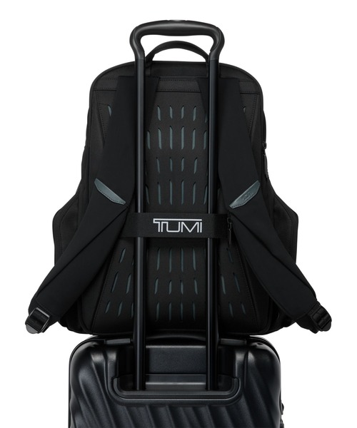 TUMI(トゥミ)の「TUMI AXIS ラージ・バックパック・25L(A4/PC15インチまで対応)(バックパック/リュック・メンズ・ネイビー/ブラック・FREE)」の12枚目の写真