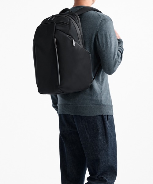 TUMI(トゥミ)の「TUMI AXIS ラージ・バックパック・25L(A4/PC15インチまで対応)(バックパック/リュック・メンズ・ネイビー/ブラック・FREE)」の3枚目の写真
