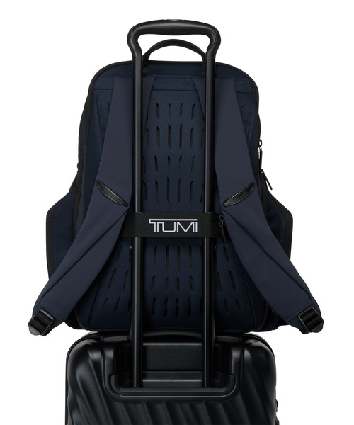 TUMI(トゥミ)の「TUMI AXIS ラージ・バックパック・25L(A4/PC15インチまで対応)(バックパック/リュック・メンズ・ネイビー/ブラック・FREE)」の17枚目の写真