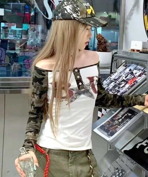 SHEENA(シーナ)の「【秋冬新作】ラグランカモフラ柄オフショルロンT/長袖Tシャツ(Tシャツ/カットソー・レディース・ブラック/ホワイト・M)」の9枚目の写真