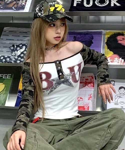 SHEENA(シーナ)の「【秋冬新作】ラグランカモフラ柄オフショルロンT/長袖Tシャツ(Tシャツ/カットソー・レディース・ブラック/ホワイト・M)」の10枚目の写真