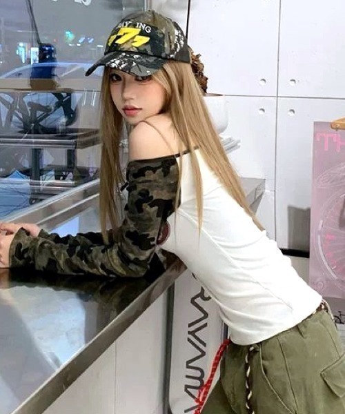 SHEENA(シーナ)の「【秋冬新作】ラグランカモフラ柄オフショルロンT/長袖Tシャツ(Tシャツ/カットソー・レディース・ブラック/ホワイト・M)」の11枚目の写真