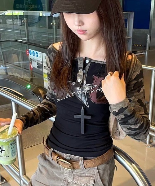 SHEENA(シーナ)の「【秋冬新作】ラグランカモフラ柄オフショルロンT/長袖Tシャツ(Tシャツ/カットソー・レディース・ブラック/ホワイト・M)」の18枚目の写真