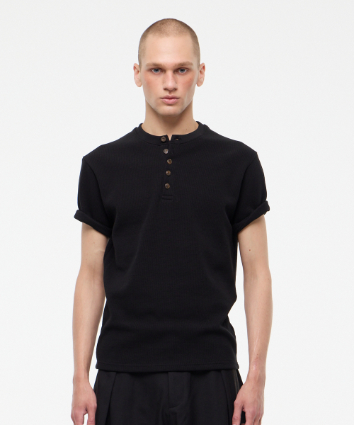 LEARVE(ルアブ)の「ワッフルボタンヘンリーネックハーフTシャツブラック(Tシャツ/カットソー・メンズ・その他・LARGE/MEDIUM)」の1枚目の写真