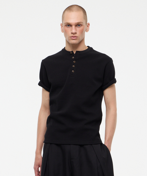 LEARVE(ルアブ)の「ワッフルボタンヘンリーネックハーフTシャツブラック(Tシャツ/カットソー・メンズ・その他・LARGE/MEDIUM)」の2枚目の写真
