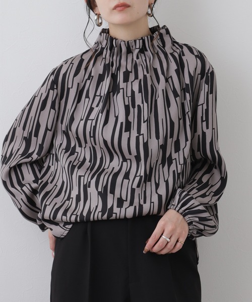 EGLANTINE（エグランティーヌ）の「EGLANTINE セットアップ対応 タックハイネック幾何柄プリントブラウス（シャツ/ブラウス・レディース・ダークブラウン/ブラック・38）」の2枚目の写真