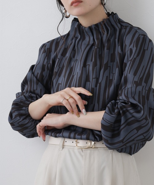 EGLANTINE（エグランティーヌ）の「EGLANTINE セットアップ対応 タックハイネック幾何柄プリントブラウス（シャツ/ブラウス・レディース・ダークブラウン/ブラック・38）」の20枚目の写真