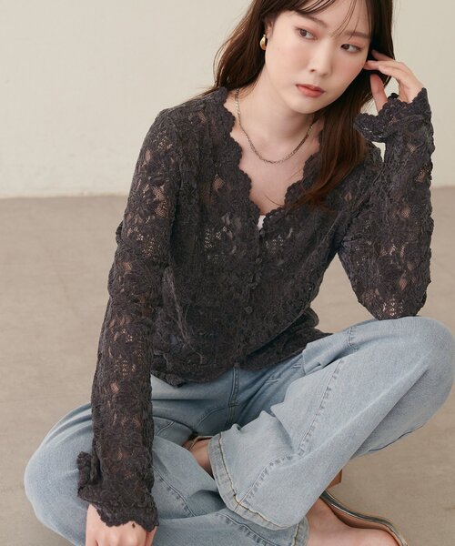 natural couture(ナチュラルクチュール)の「起毛レースVネックカーデ(カーディガン/ボレロ・レディース・オフホワイト/チャコールグレー/ブラウン・FREE)」の2枚目の写真