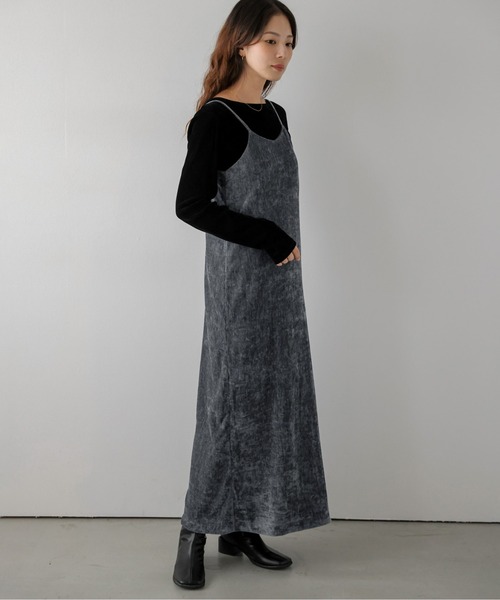 AMELY(エミリー)の「クラッシュベロア/キャミワンピース/ロング丈/Iライン/オケージョン(サロペット/オーバーオール・レディース・ブラウン/グレー/ボルドー・フリー)」の4枚目の写真