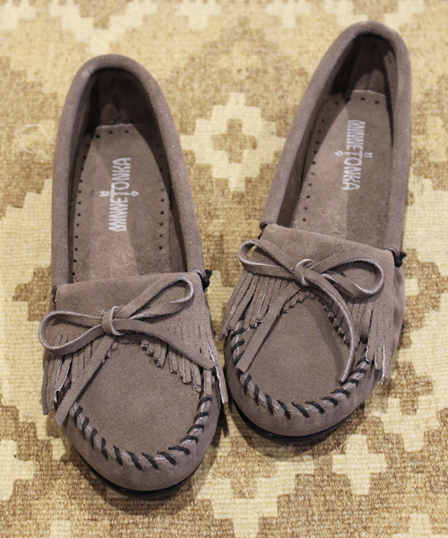 Minnetonka（ミネトンカ）の「BY MINNETONKA スウェードモカシン　ミネトンカ ¨◆（モカシン/デッキシューズ・レディース・ブラック/ベージュ/ライトブルー/ライトグレー/ブラウン/グレー/ターコイズブルー/ライトピンク/ダークブラウン/オリーブ/ナチュラル/ネイビー/ワインレッド/その他1/その他2・6/7/8/5）」の2枚目の写真