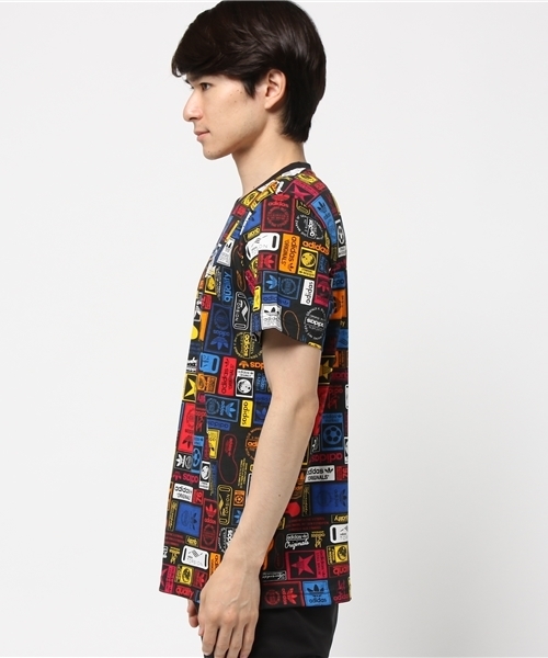 adidas（アディダス）の「オリジナルス Tシャツ[STREET GRAPHIC TEE MULTI]（Tシャツ/カットソー・メンズ・ブラック・SMALL/LARGE/X-LARGE/XX-LARGE/XXX-LARGE/X-SMALL/MEDIUM）」の2枚目の写真