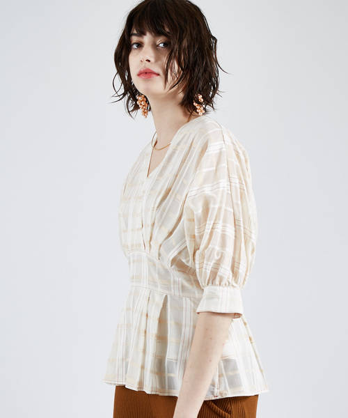 UNITED TOKYO(ユナイテッドトウキョウ)の「シアーチェックブラウス(シャツ/ブラウス・レディース・ベージュ/ネイビー・1)」の2枚目の写真