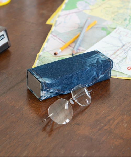 DULTON（ダルトン）の「DENIM GLASSES CASE /デニムグラスケース（メガネ・メンズ・ライトブルー/ダークブルー・FREE）」の2枚目の写真
