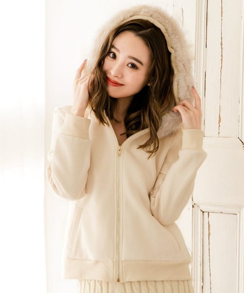 Julia Boutique(ジュリアブティック)の「フェイクファー付裏起毛スウェットフードパーカー/510561(パーカー)」|ベージュ
