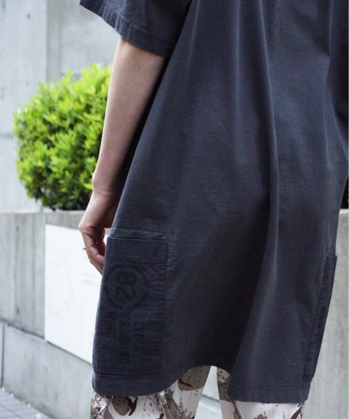 AVIREX（アヴィレックス）の「フェイドウォッシュポケットワンピース/ FADE WASH POCKET ONEPIECE（ワンピース・レディース・オレンジ/オリーブ/チャコール/オフホワイト・FREE）」の14枚目の写真