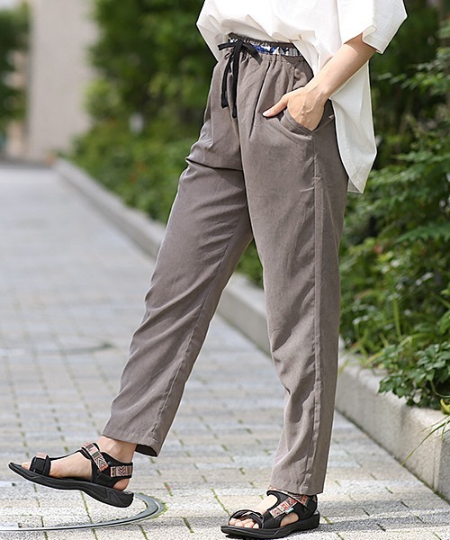 チチカカ（チチカカ）の「カラーピーチテーパードパンツ（その他パンツ・レディース・グリーン/マスタード/チャコールグレー・LARGE/MEDIUM）」の2枚目の写真