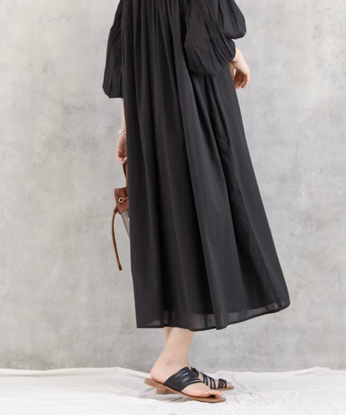 audrey and john wad(オードリーアンドジョンワッド)の「インド綿エリ付ギャザー(ワンピース・レディース・ブラック/ブラウン・M)」の4枚目の写真