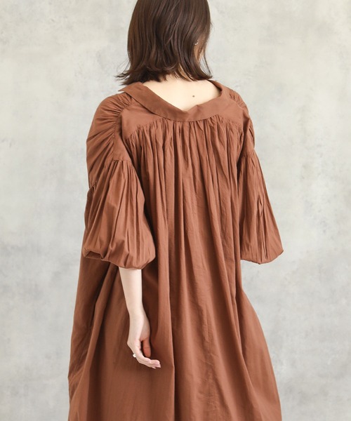 audrey and john wad(オードリーアンドジョンワッド)の「インド綿エリ付ギャザー(ワンピース・レディース・ブラック/ブラウン・M)」の13枚目の写真