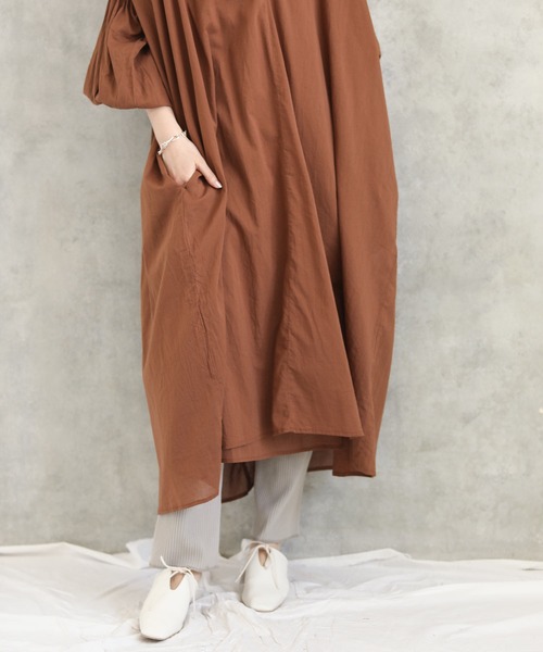 audrey and john wad(オードリーアンドジョンワッド)の「インド綿エリ付ギャザー(ワンピース・レディース・ブラック/ブラウン・M)」の14枚目の写真