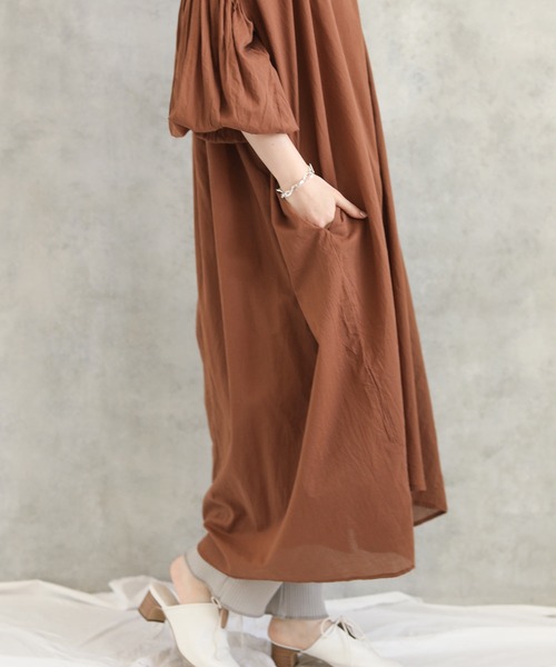 audrey and john wad(オードリーアンドジョンワッド)の「インド綿エリ付ギャザー(ワンピース・レディース・ブラック/ブラウン・M)」の15枚目の写真